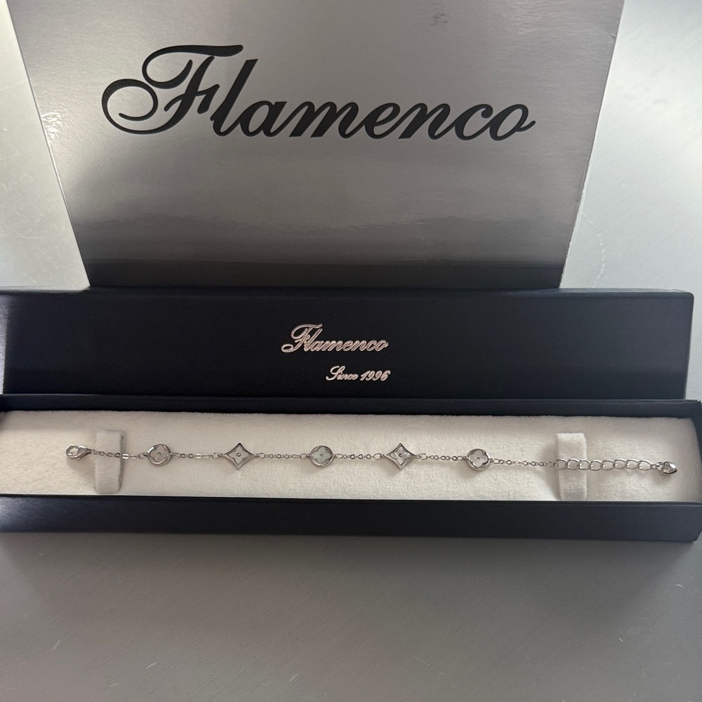 Silver w Mother of Pearl accent Shaped Bracelet. NEW